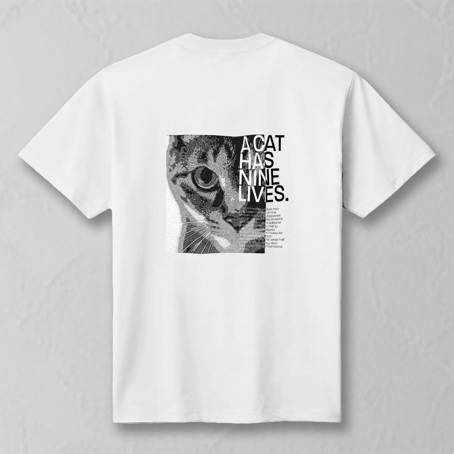 猫のイラストが描かれたTシャツ