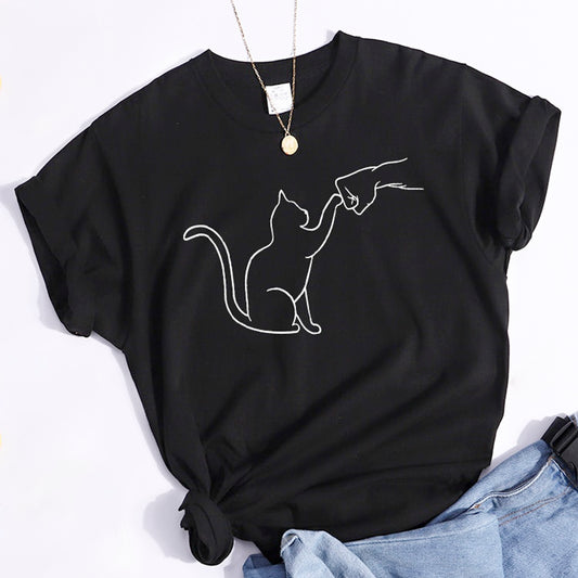 グータッチする猫のイラストがプリントされたＴシャツの黒