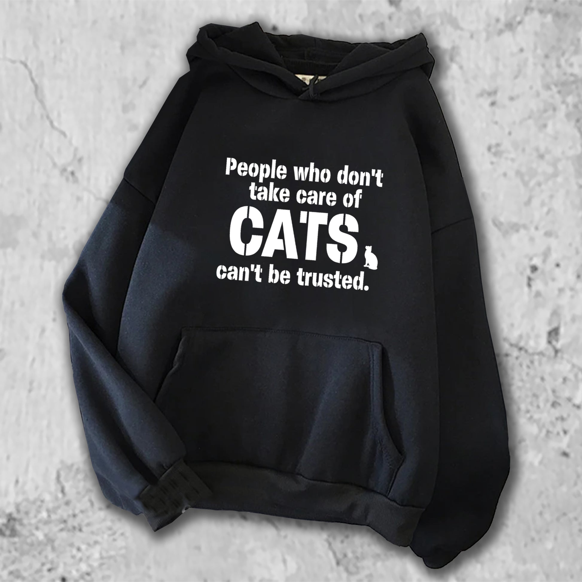 「猫を大事に扱わない人を私は信用しない。」がプリントされたパーカー  ブラック