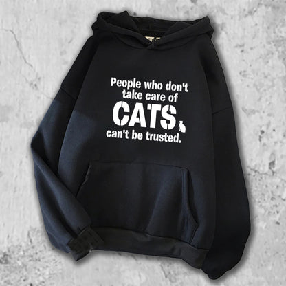 「猫を大事に扱わない人を私は信用しない。」がプリントされたパーカー  ブラック