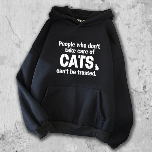 「猫を大事に扱わない人を私は信用しない。」がプリントされたパーカー  ブラック