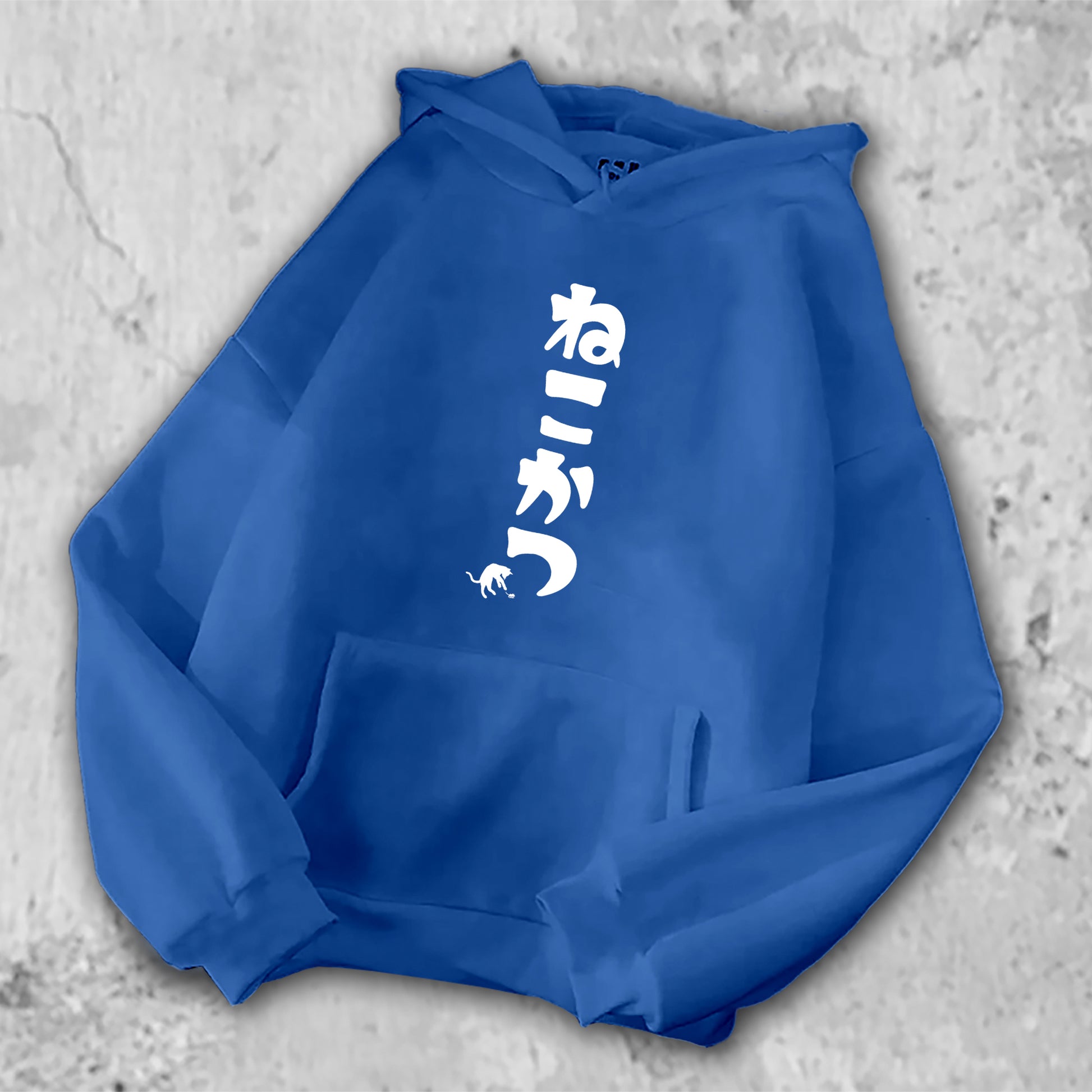 ねこかつとプリントされたＴシャツのブルー