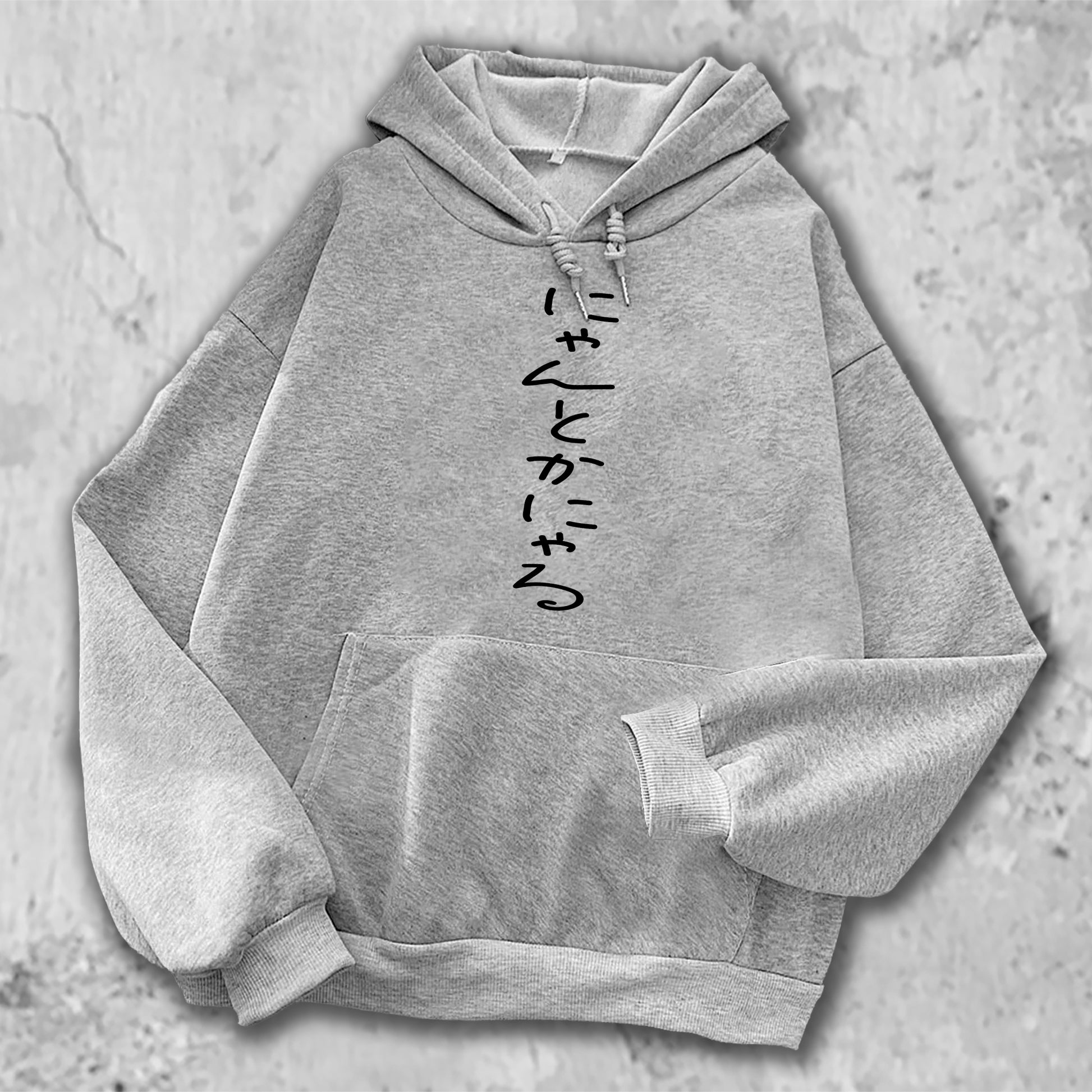 にゃんとかにゃる、とプリントされたＴシャツのグレー