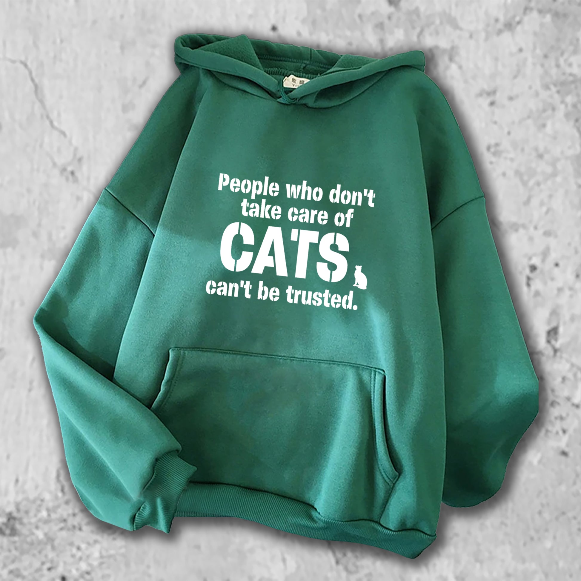 「猫を大事に扱わない人を私は信用しない。」がプリントされたパーカー  グリーン