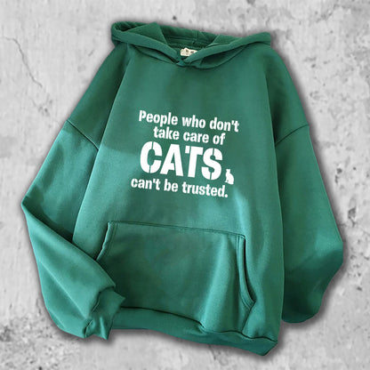 「猫を大事に扱わない人を私は信用しない。」がプリントされたパーカー  グリーン