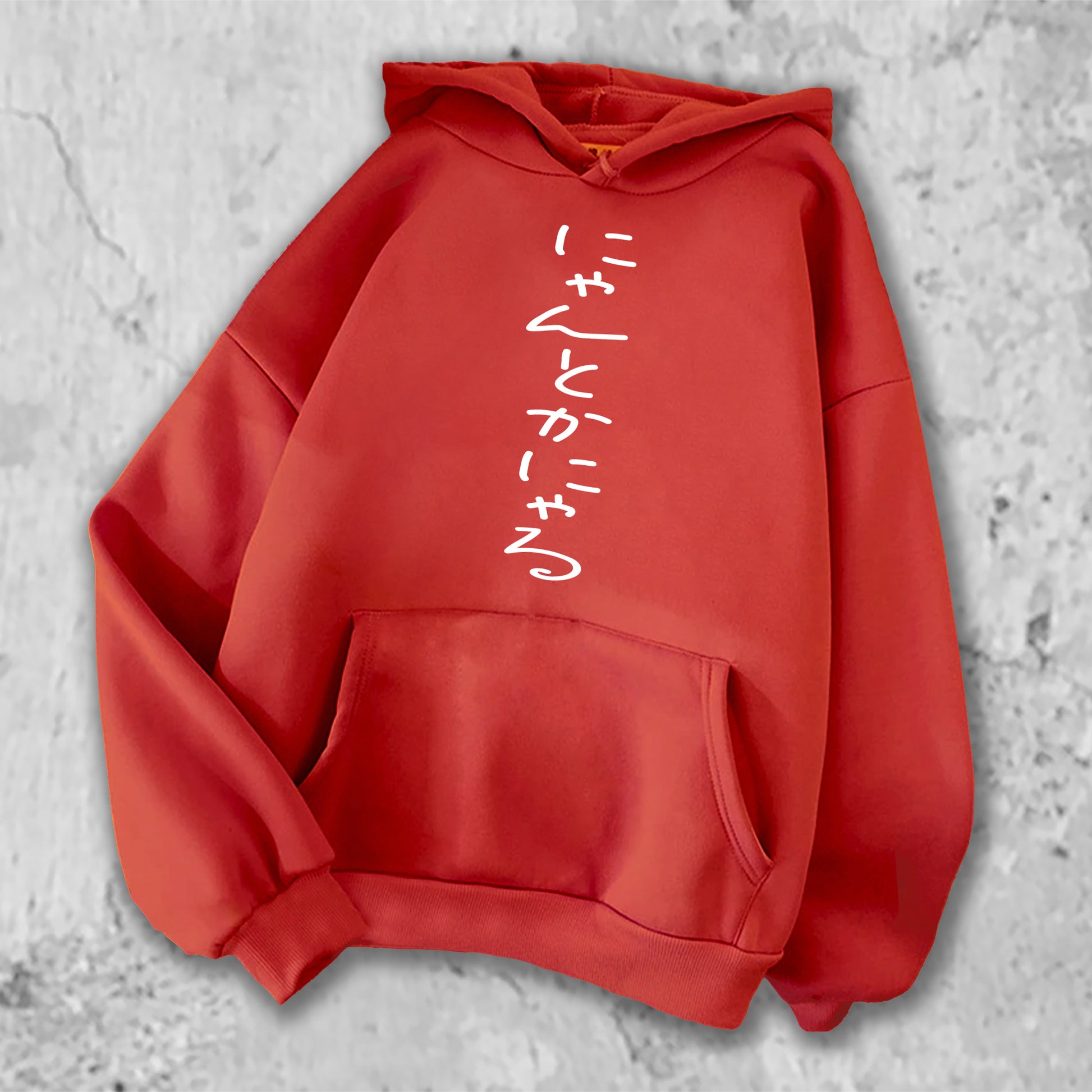 にゃんとかにゃる、とプリントされたＴシャツのレッド