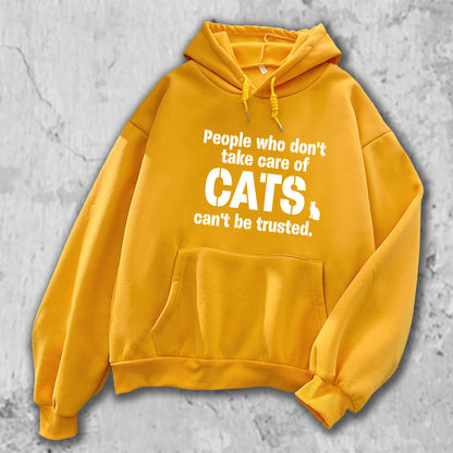 「猫を大事に扱わない人を私は信用しない。」がプリントされたパーカー  イエロー