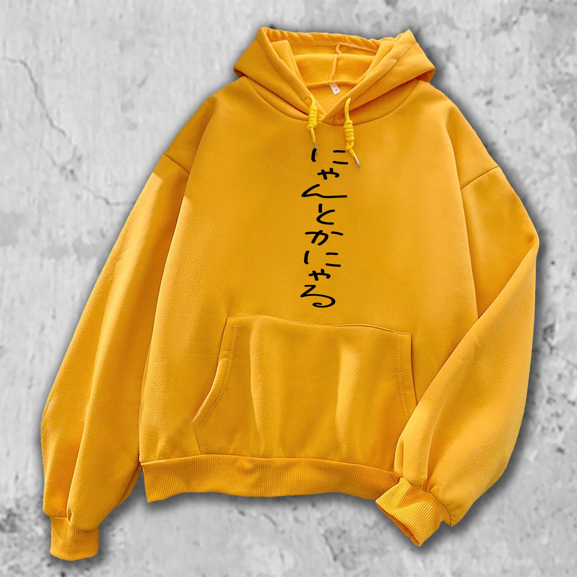 にゃんとかにゃる、とプリントされたＴシャツのイエロー