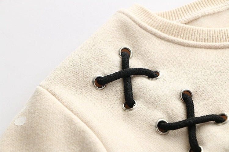 猫の刺繍が入ったトップスのデザインのアップ１