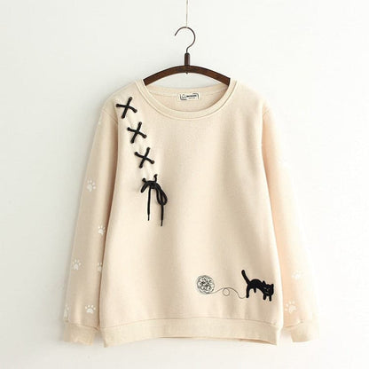 猫の刺繍が入ったトップスのベージュ