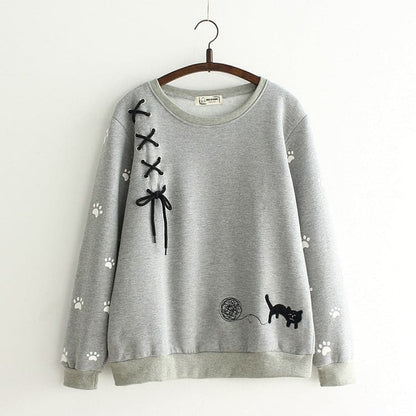 猫の刺繍が入ったトップスのグレー